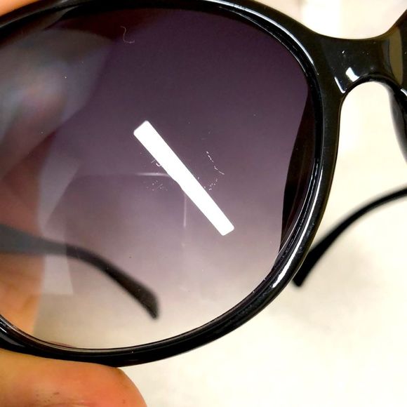 UV protected fox accent black sunglasses - Picture 5 of 6